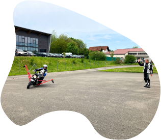 Motorrad mit Stützrahmen beim Training auf dem Übungsplatz