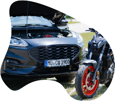 Fahrschulauto und Motorrad der Fahrschule Wöss