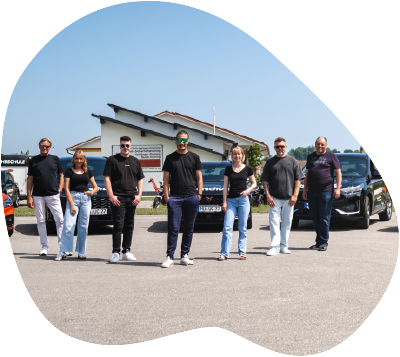 Das Team der Fahrschule Wöss vor den Fahrschulautos