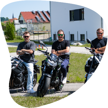 Drei Fahrlehrer auf Motorrädern