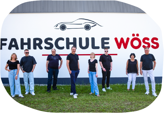 Das Team der Fahrschule Wöss vor dem Fahrschulgebäude