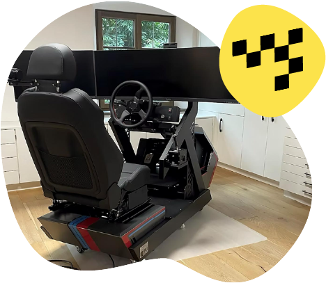 Fahrsimulator mit Sitz, Lenkrad und drei Bildschirmen
