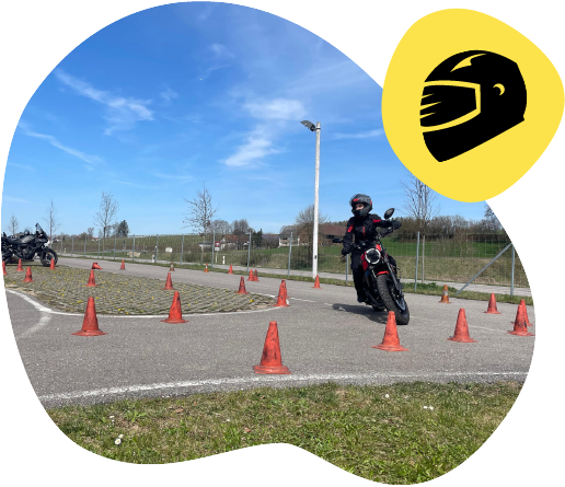 Motorradfahrer übt zwischen Pylonen auf dem Übungsplatz